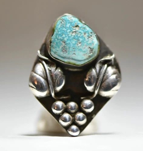 TURQUOISE RING NAVAJO LEAVES FLORAL STERLING SILVER: TURQUOISE RING NAVAJO LEAVES FLORAL STERLING SILVER Turquoise ring Navajo leaves floral sterling silver size 6 Between a size 6 and a size 6.25 weight 10.8g Length of the ring 1 1/2" Width of the ring