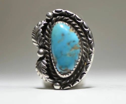 TURQUOISE RING LONG NAVAJO FEATHERS SOUTHWEST STERLING SILVER: TURQUOISE RING LONG NAVAJO FEATHERS SOUTHWEST STERLING SILVER Turquoise ring long Navajo feathers southwest sterling silver Natural hairline flaw structurally secure size 6.5 weight 102.2g Widest part