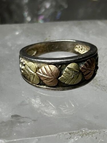 BLACK HILLS GOLD RING LEAVESPINKY BAND SIZE 4.75 STERLING SILVER WOMEN BOYS GIR: BLACK HILLS GOLD RING LEAVESPINKY BAND SIZE 4.75 STERLING SILVER WOMEN BOYS GIR Black Hills Gold ring leaves band size 4.75 sterling silver women Size 4.75 Weight 4.8g Widest part 1/4" Thinnest part o