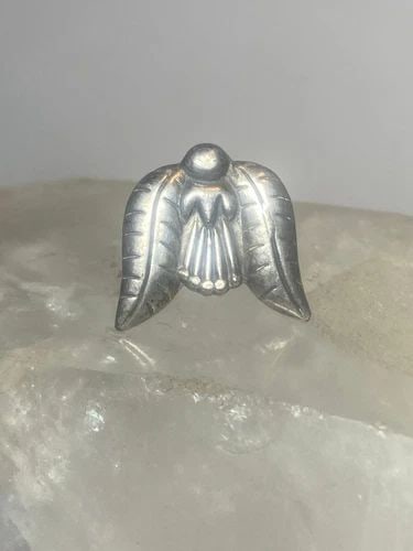 ANGEL RING SIZE 5.75 SOUTHWEST FEATHER BAND STERLING SILVER WOMEN: ANGEL RING SIZE 5.75 SOUTHWEST FEATHER BAND STERLING SILVER WOMEN Angel ring southwest feather band sterling silver women Size 5.75 Weight 3.6g Length 5/8" Width 3/8" Thinnest 1/8"