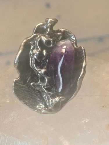 VINTAGE AMETHYST RING BRUTALIST BAND SIZE 5.5 STERLING SILVER WOMEN: VINTAGE AMETHYST RING BRUTALIST BAND SIZE 5.5 STERLING SILVER WOMEN Vintage amethyst ring brutalist band size 5.5 Sterling silver women Size 5.5 Weight 17.9g Length. 1 1/4" Width 7/8" Thinnest part of