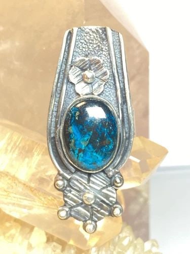 TURQUOISE ? RING SIZE 7.75 FLORAL LONG SOUTHWEST STERLING SILVER WOMEN: TURQUOISE ? RING SIZE 7.75 FLORAL LONG SOUTHWEST STERLING SILVER WOMEN Chrysocolla ? ring floral long southwest sterling silver women Size 7.75 Between size 7.75 and a size 8 Weight 11.1g Length. 1. 7