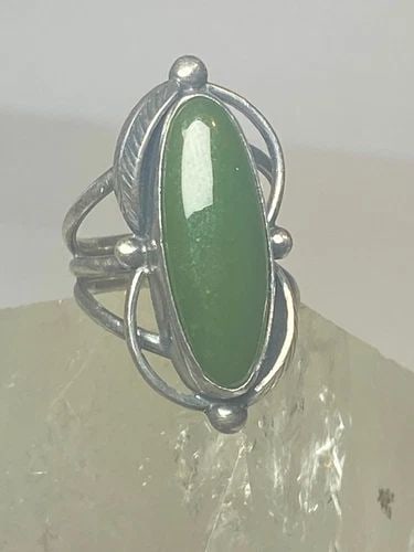 DEEP GREEN RING SOUTHWEST PINKY LEAF STERLING SILVER WOMEN GIRLS: DEEP GREEN RING SOUTHWEST PINKY LEAF STERLING SILVER WOMEN GIRLS Deep Green ring southwest pinky leaf sterling silver women girls Size 4.50 Weight 6.1g Length. 1. 1/8" Width 1/2" Thinnest part of band