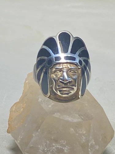 CHIEF RING SIZE 7.50 SOUTHWEST FEATHER HEADDRESS FIGURATIVE STERLING SILVER WOME: CHIEF RING SIZE 7.50 SOUTHWEST FEATHER HEADDRESS FIGURATIVE STERLING SILVER WOME Chief ring southwest feather headdress figurative sterling silver women men Size 7.50 Weight 6.8g Widest part 1" Thinne