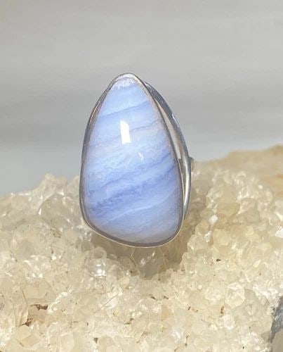 BLUE LACE AGATE RING SIZE 6.75 LONG BAND STERLING SOUTHWEST SILVER WOMEN GIRLS: BLUE LACE AGATE RING SIZE 6.75 LONG BAND STERLING SOUTHWEST SILVER WOMEN GIRLS Blue lace agate ring long band sterling southwest silver women girls Size 6.75 Between a size 6.75 and a size 7 Weight 9.