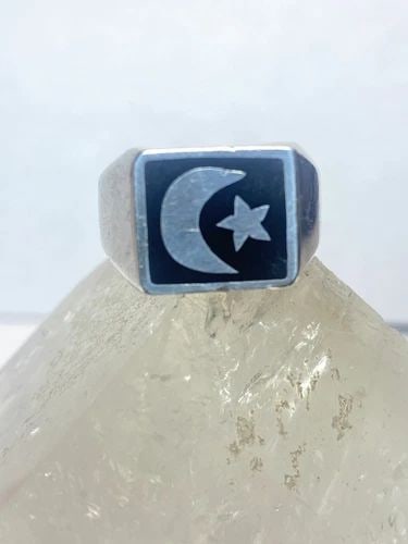 MOON AND STAR RING SOUTHWEST STERLING SILVER WOMEN MEN: MOON AND STAR RING SOUTHWEST STERLING SILVER WOMEN MEN Moon and Star ring southwest sterling silver women men size 10.75 Weight 12.6g Length 1/2" Widest part 5/8" Thinnest back of band 3/16"