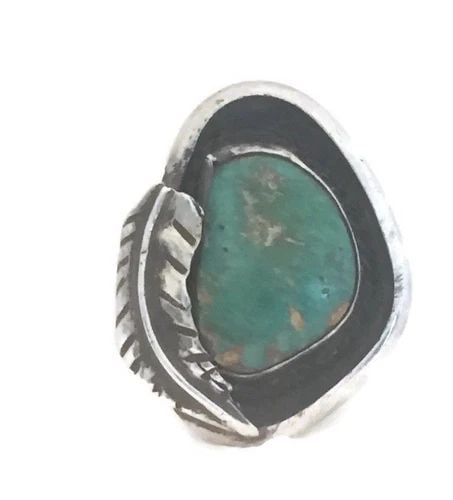 NAVAJO RING TURQUOISE RING SIZE 6.25 FEATHER VINTAGE STERLING SILVER WOMEN: NAVAJO RING TURQUOISE RING SIZE 6.25 FEATHER VINTAGE STERLING SILVER WOMEN Vintage Sterling Silver Southwest Turquoise Ring Size 6.25 Weight 11.6 Length 1 1/4" Width 1" AS IS Band is Slightl