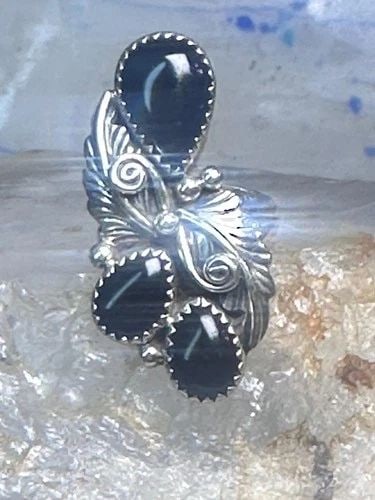 VINTAGE ONYX RING NAVAJO SIZE 5.5 FEATHERS LEAVES STERLING SILVER WOMEN: VINTAGE ONYX RING NAVAJO SIZE 5.5 FEATHERS LEAVES STERLING SILVER WOMEN Vintage onyx ring Navajo size 5.5 feathers leaves Sterling silver women Size 5.50 Weight.6.7g Length. 1 1/2" Width 3/4" Thinnest