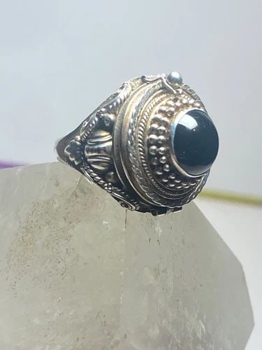 POISON RING ONYX STERLING SILVER WOMEN GIRLS SIZE 6.25: POISON RING ONYX STERLING SILVER WOMEN GIRLS SIZE 6.25 Poison ring onyx sterling silver women girls AS IS The lid stays closed tightly but see the last 2 photos the edge of the interior of the compart