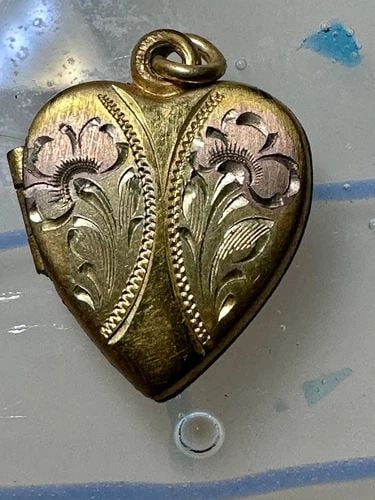 HEART VALENTINE VINTAGE LOVE SMALL PHOTO LOCKET 1/20 12K GF FLOWER GIRLS WOMEN P (1 of 2)