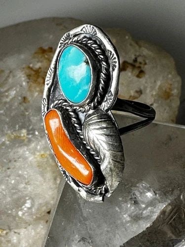 NAVAJO RING TURQUOISE CORAL SIZE 5.50 STERLING SILVER WOMEN: NAVAJO RING TURQUOISE CORAL SIZE 5.50 STERLING SILVER WOMEN Navajo ring turquoise coral size 5.50 sterling silver women Size 5.50 Weight 6.1g Length. 1 1/4" Width 3/4" Thinnest part of band 1/8"