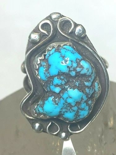 TURQUOISE RING NAVAJO PINKY STERLING SILVER WOMEN GIRLS: TURQUOISE RING NAVAJO PINKY STERLING SILVER WOMEN GIRLS Turquoise ring southwest pinky sterling silver women girls Size 4.75 Weight 6.9g Length. 1" Widest part 3/4" Thinnest back of band 1/8"