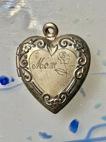HEART MOM VALENTINE VINTAGE LOCKET WOMEN 1/20 12K GF PENDANT: HEART MOM VALENTINE VINTAGE LOCKET WOMEN 1/20 12K GF PENDANT Heart Mom Valentine Vintage Locket women 1/20 12K GF pendant Not New and Old Worn Length. 3/4" Width 3/4" Depth 1/8"