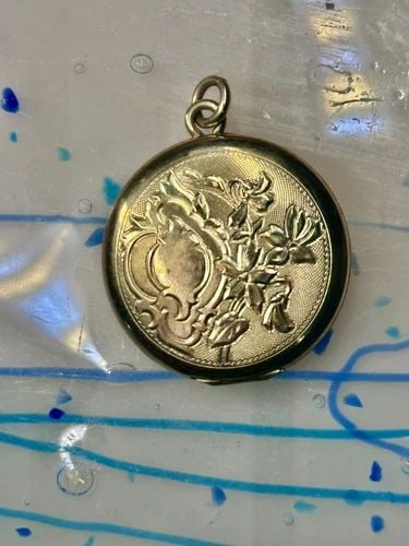 VINTAGE ROUND PHOTO LOCKET FLORAL WOMEN PENDANT (1 of 2)