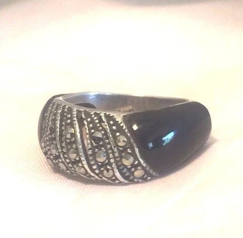 VINTAGE STERLING SILVER ONYX & MARCASITE RING SIZE 5.5 4.7G: VINTAGE STERLING SILVER ONYX & MARCASITE RING SIZE 5.5 4.7G Vintage Sterling Silver Onyx & Marcasite Ring Size 5.5 Weight 4.7g Widest Part of Band 3/8" Narrowest Part of Band 3/16"