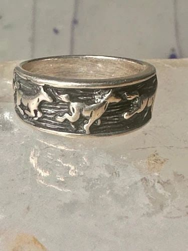 VINTAGE HORSE RING HORSES BAND SIZE 5.75 STERLING SILVER COWGIRL GIRLS WOMEN: VINTAGE HORSE RING HORSES BAND SIZE 5.75 STERLING SILVER COWGIRL GIRLS WOMEN Vintage Horse ring horses band size 5.75 sterling silver cowgirl girls women Size 5.75 Weight 4.9g Width 1/4" Band in back 
