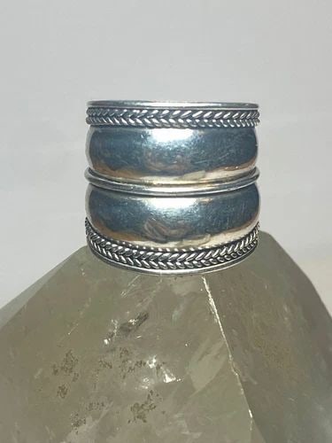 CIGAR BAND SIZE 7.50 RING ROPE DESIGN STERLING SILVER WOMEN GIRLS: CIGAR BAND SIZE 7.50 RING ROPE DESIGN STERLING SILVER WOMEN GIRLS Cigar band ring rope design sterling silver women girls Size 7.50 Between a size 7.50 and a size 7.75 Weight 4.4g Widest part 3/4" Thi
