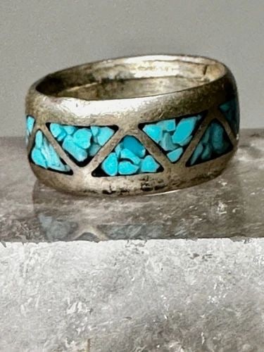 TURQUOISE RING SIZE 4.50 ZUNI BAND WEDDING STERLING SILVER WOMEN: TURQUOISE RING SIZE 4.50 ZUNI BAND WEDDING STERLING SILVER WOMEN Turquoise ring size 4.50 Zuni band wedding sterling silver women Size 4.50 Between a size 4.50 and a size 4.75 Weight. 6.3g Width 5/16"