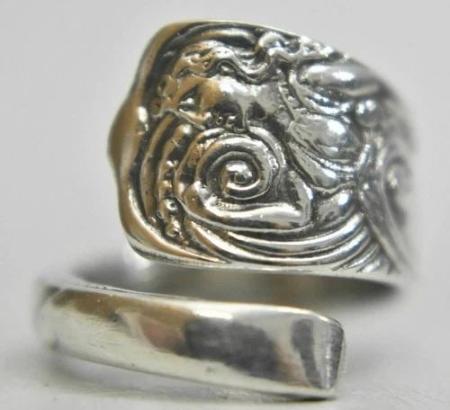 LADY SPOON RING STERLING SILVER PINKY SIZE 5.25: LADY SPOON RING STERLING SILVER PINKY SIZE 5.25 Naked lady spoon ring Venus sterling silver size 5.25 Weight 5.9g Widest Part of band 3/4" Thinnest part of band 1/8" Delivered in a Gift Box