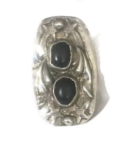 VINTAGE SHOOTING STARS STERLING SILVER SOUTHWEST ONYX RING SIZE 4.25 12.9G: VINTAGE SHOOTING STARS STERLING SILVER SOUTHWEST ONYX RING SIZE 4.25 12.9G Vintage Onyx Sterling Silver Southwest Pinky Ring With Shooting Stars AS IS One of the Side Splits are Bent but structurally 