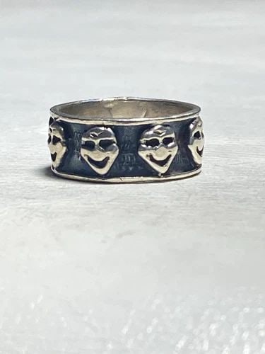 ALIEN RING FACE BAND STERLING SILVER WOMEN MEN GIRLS BOYS: ALIEN RING FACE BAND STERLING SILVER WOMEN MEN GIRLS BOYS Alien ring face band sterling silver women men girls boys Size 6.75 Weight 12.5g Widest part of band 5/8" Thinnest part of band. 3/8"
