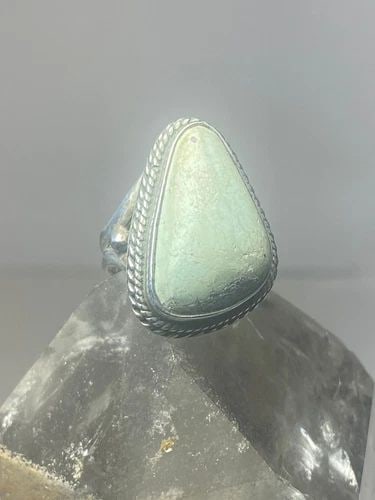 TURQUOISE RING SIZE 3.50 SOUTHWEST STERLING SILVER WOMEN: TURQUOISE RING SIZE 3.50 SOUTHWEST STERLING SILVER WOMEN Turquoise ring southwest sterling silver women Size 3.50 Weight 7.5g Length 7/8" Width 5/8" Thinnest part of band 7/32"