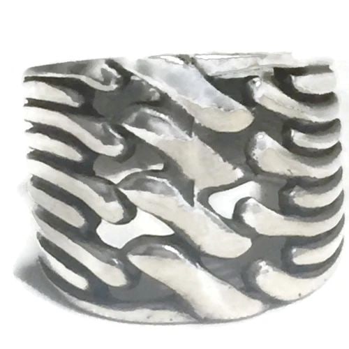 VINTAGE LONG CIGAR BAND STERLING SILVER RING BOHO THUMB BAND SIZE 5.25 6.2G: VINTAGE LONG CIGAR BAND STERLING SILVER RING BOHO THUMB BAND SIZE 5.25 6.2G Vintage Cigar Band Sterling Silver Ring or Band Size 5.25 Between a Size 5.25 and a Size 5.50 Weight 6.2g Widest Part of Ban