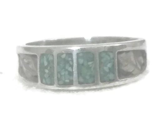 TURQUOISE CHIPS RING BAND SOUTHWEST VINTAGE STERLING SILVER W LEAVES SIZE 7.50: TURQUOISE CHIPS RING BAND SOUTHWEST VINTAGE STERLING SILVER W LEAVES SIZE 7.50 Turquoise Chips Southwest Tribal Ring or Thumb Band with Leaves Size 7.50 Between a Size 7.50 and Size 7.75 Weight 4g Wid