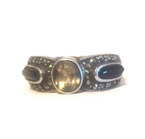 VINTAGE STERLING SILVER ONYX MARCASITES RING CZ SIZE 7 5G: VINTAGE STERLING SILVER ONYX MARCASITES RING CZ SIZE 7 5G Vintage Sterling Silver Onyx Marcasites Ring CZ Size 7 Weight 5g Widest Part of Band 1/4" Narrowest Part of Band 3/16" Free First Class shippi