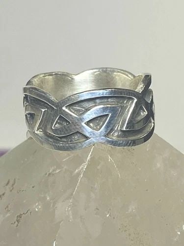 CELTIC KNOT RING SIZE 8.25 ROPE BAND STERLING SILVER WOMEN MEN: CELTIC KNOT RING SIZE 8.25 ROPE BAND STERLING SILVER WOMEN MEN Celtic knot ring rope band sterling silver women men Size 8.25 Between a size 8.25 and a size 8.50 Weight 7.5g Band Width 3/8"