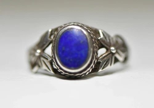 BLUE LAPIS RING VINTAGE FLORAL DESIGN STERLING SILVER WOMEN GIRLS: BLUE LAPIS RING VINTAGE FLORAL DESIGN STERLING SILVER WOMEN GIRLS Blue Lapis ring vintage floral design sterling silver women girls size 6.25 weight 2.5g Widest part of the band 3/8" Thinnest part of 