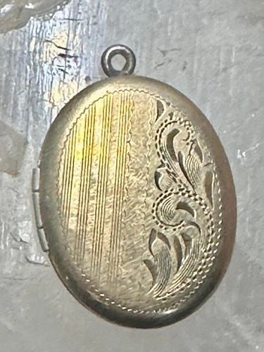 OVAL LOCKET PHOTO PENDANT 1/20 12K GOLD FILLED PHOTO WOMEN GIRLS (1 of 2)