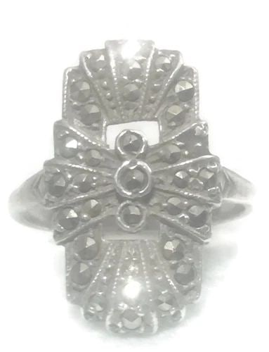 LONG MARCASITE RING ART DECO VINTAGE STERLING SILVER BAND SIZE 6.50: LONG MARCASITE RING ART DECO VINTAGE STERLING SILVER BAND SIZE 6.50 Vintage Marcasite Art Deco Ring Sterling Silver Ring Size 6.50 Weight 5.5g Widest Part of Ring 7/8" Thinnest Part of Ring 3/32" Ring