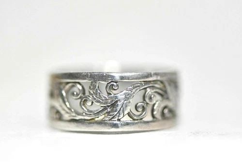 VINE BAND LEAF RING SCROLLWORK STERLING SILVER WOMEN SIZE 7: VINE BAND LEAF RING SCROLLWORK STERLING SILVER WOMEN SIZE 7 Vine Band Leaf ring sterling silver women Size 7 Just a bit larger than a size 7 Weight 3.5g Band Width 5/16" Free Postal Shipping and Free 