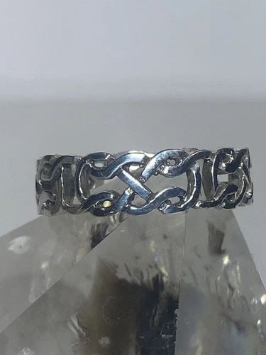 CELTIC KNOT RING SIZE 9.75 WEDDING BAND STERLING SILVER MEN WOMEN: CELTIC KNOT RING SIZE 9.75 WEDDING BAND STERLING SILVER MEN WOMEN Celtic knot ring wedding band sterling silver men women Size 9.75 Between a size 9.75 and a size 10 Weight 3.7g Band Width. 1/4"