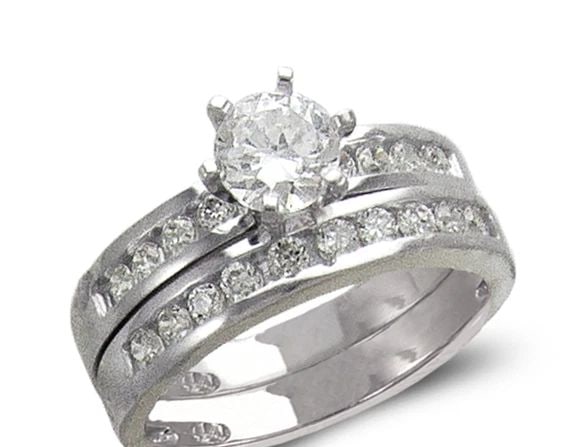 NEW 14K WHITE GOLD LADIES FASHION WHITE SOLITAIRE RING: NEW 14K WHITE GOLD LADIES FASHION WHITE SOLITAIRE RING LADIES FASHION WHITE SOLITAIRE RING NEW 14K WHITE GOLD Apx. WIDTH: 3mm Apx. WEIGHT: 6.7g