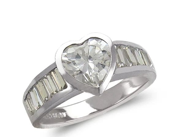 NEW 14K WHITE GOLD LADIES FASHION WHITE SOLITAIRE RING: NEW 14K WHITE GOLD LADIES FASHION WHITE SOLITAIRE RING LADIES FASHION WHITE SOLITAIRE RING NEW 14K WHITE GOLD Apx. WIDTH: 8mm Apx. WEIGHT: 5.2g