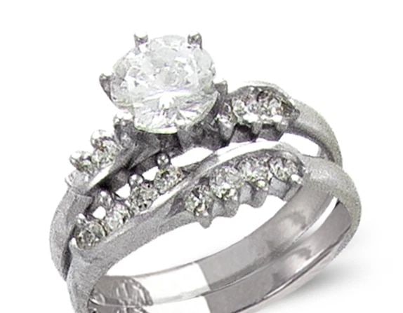 NEW 14K WHITE GOLD LADIES FASHION WHITE SOLITAIRE RING: NEW 14K WHITE GOLD LADIES FASHION WHITE SOLITAIRE RING LADIES FASHION WHITE SOLITAIRE RING NEW 14K WHITE GOLD Apx. WIDTH: 4mm Apx. WEIGHT: 5.1g