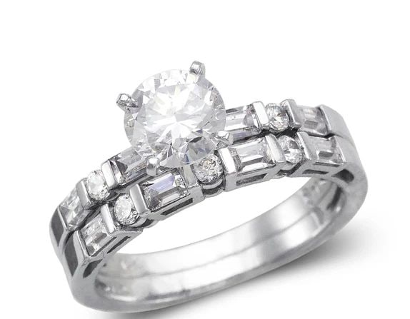 NEW 14K WHITE GOLD LADIES FANCY WHITE SOILTAIRE RING: NEW 14K WHITE GOLD LADIES FANCY WHITE SOILTAIRE RING LADIES FANCY WHITE SOILTAIRE RING NEW 14K WHITE GOLD Apx. WIDTH: 2mm Apx. WEIGHT: 4.8g