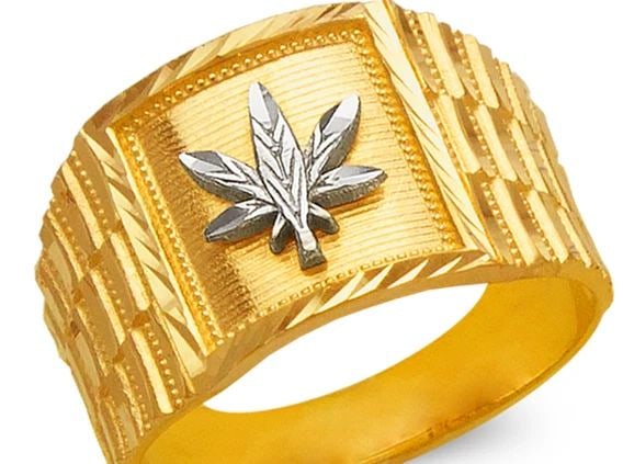 NEW 14K TWO TONE GOLD MEN'S MARIJUANA RING: NEW 14K TWO TONE GOLD MEN'S MARIJUANA RING MEN'S MARIJUANA RING NEW 14K TWO TONE GOLD Apx. WIDTH: 14mm Apx. WEIGHT: 4.7g