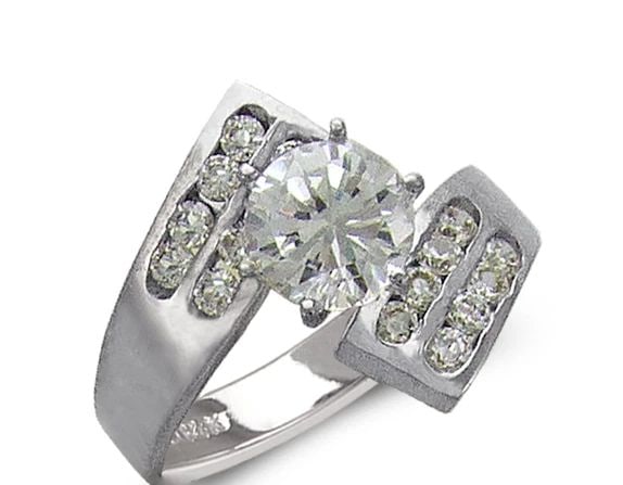 NEW 14K WHITE GOLD LADIES FASHION WHITE SOLITAIRE RING: NEW 14K WHITE GOLD LADIES FASHION WHITE SOLITAIRE RING LADIES FASHION WHITE SOLITAIRE RING NEW 14K WHITE GOLD Apx. WIDTH: 14mm Apx. WEIGHT: 4.6g