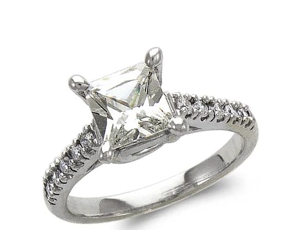NEW 14K WHITE GOLD LADIES FASHION WHITE PRINCESS CUT SOLITAIRE RING: NEW 14K WHITE GOLD LADIES FASHION WHITE PRINCESS CUT SOLITAIRE RING LADIES FASHION WHITE PRINCESS CUT SOLITAIRE RING NEW 14K WHITE GOLD Apx. WIDTH: 3mm Apx. WEIGHT: 4.3g