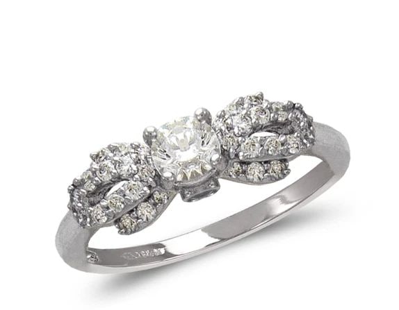NEW 14K WHITE GOLD LADIES FASHION WHITE SOLITAIRE RING: NEW 14K WHITE GOLD LADIES FASHION WHITE SOLITAIRE RING LADIES FASHION WHITE SOLITAIRE RING NEW 14K WHITE GOLD Apx. WIDTH: 7mm Apx. WEIGHT: 4.3g