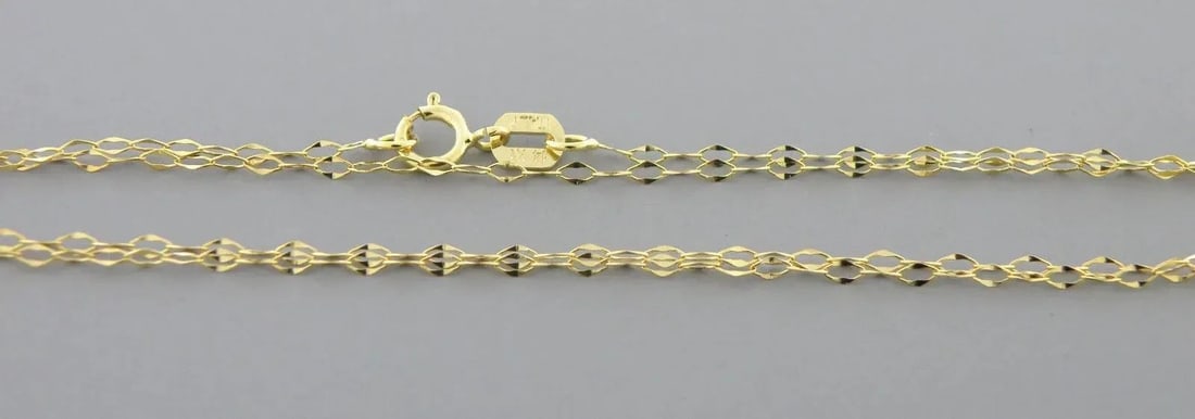 NEW 14K YELLOW GOLD CABLE CHAIN, 18" NECKLACE MADE IN ITALY: NEW 14K YELLOW GOLD 18" CHAIN Necklace measures 18" Long x 0.8mm Wide 14K Yellow gold chain New Stamped 14KT ITALY Total weight 0.5 grams