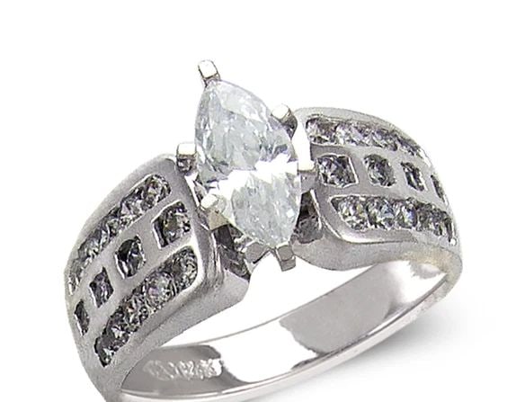 NEW 14K WHITE GOLD LADIES FASHION WHITE SOLITAIRE RING: NEW 14K WHITE GOLD LADIES FASHION WHITE SOLITAIRE RING LADIES FASHION WHITE SOLITAIRE RING NEW 14K WHITE GOLD Apx. WIDTH: 8mm Apx. WEIGHT: 7.5g