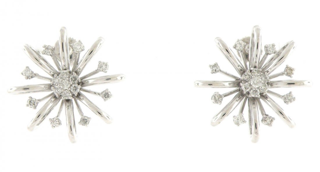 NEW 14K WHITE GOLD DIAMOND LARGE FLOWER EARRINGS: Ladies Flower EarringsConditionNewMaterial14k White goldStonesDiamonds H SI1Stone Weight0.95tcw apxSize0.92" DiameterWeight11.8g