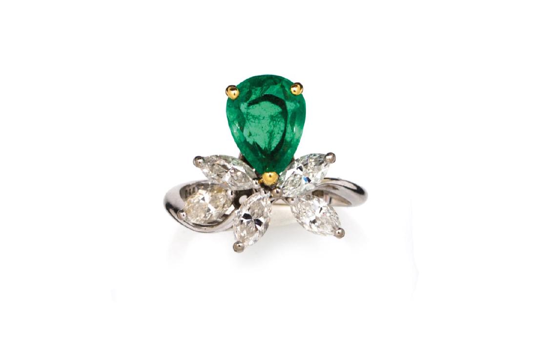 WHITE AND YELLOW GOLD EMERALD AND DIAMONDS RING (1 of 1)