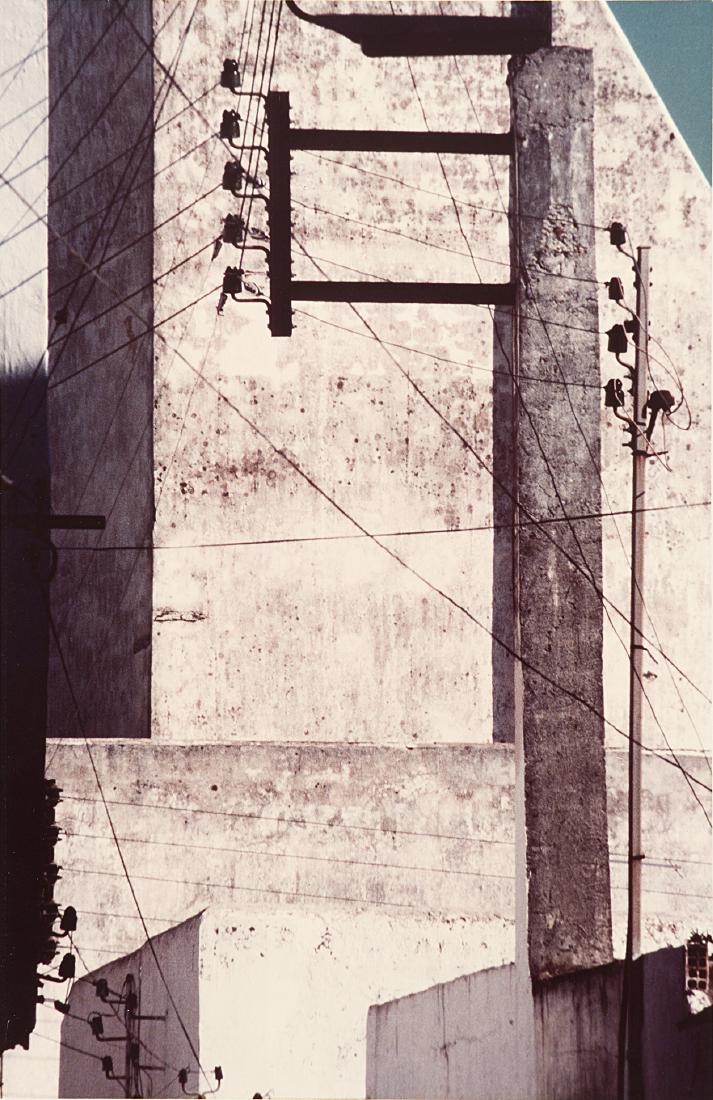 Franco Fontana (1933): Untitled (Urban Landscape), 1981 Vintage chromogenic print cm 35,7 x 24 (cm 34 x 22 picture) Edition 1 of 50 Numbered, signed and dated in black ink on the white recto margin