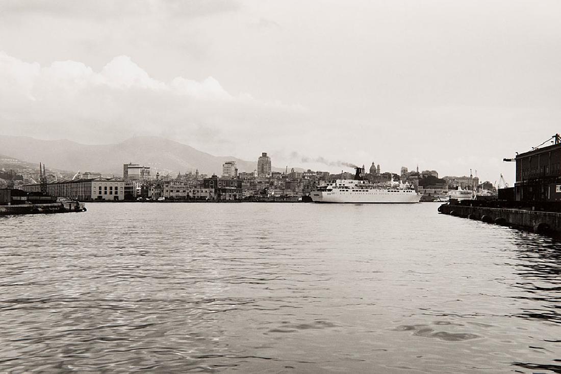 Gabriele Basilico - Genova: Vintage gelatin silver print 29,5 x 40 (cm 26,3 x 38,2 picture) Photographer's credit blind stamp on the white inferior margin recto