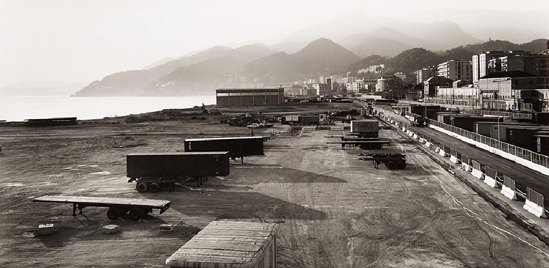 Gabriele Basilico - Genova: Vintage gelatin silver print cm 29,6 x 40,4 (cm 20 x 38,6 picture) Photographer's credit blind stamp on the white inferior margin recto